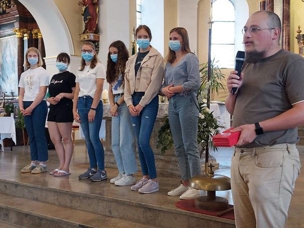 Foto mit den Gruppenleiterinnen Rabea Hohmann, Mathilda Sorg, Michelle Krah, Anna-Maria Weber, Michelle Goldbach und Anna-Lena Krah und Johannes Wahl